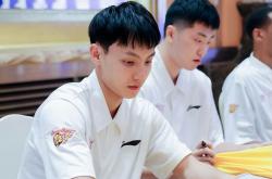 爱游戏登录入口 -冲刺阶段体能课后，广东宏远临场应变备战意甲，态度坚定，身体对抗强度拉满的简单介绍