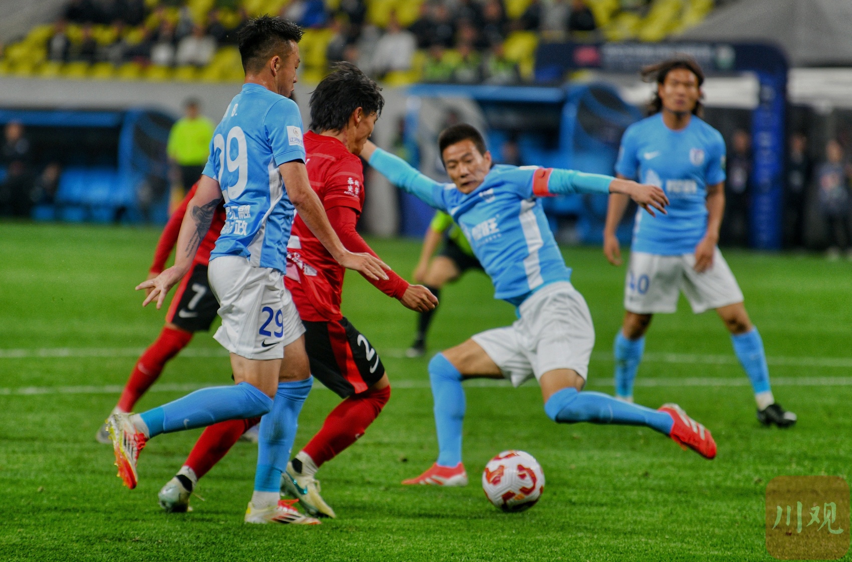 包含成都蓉城训练开放日，集结日门线救险引欢呼，英超在即，年轻球员得到机会的词条