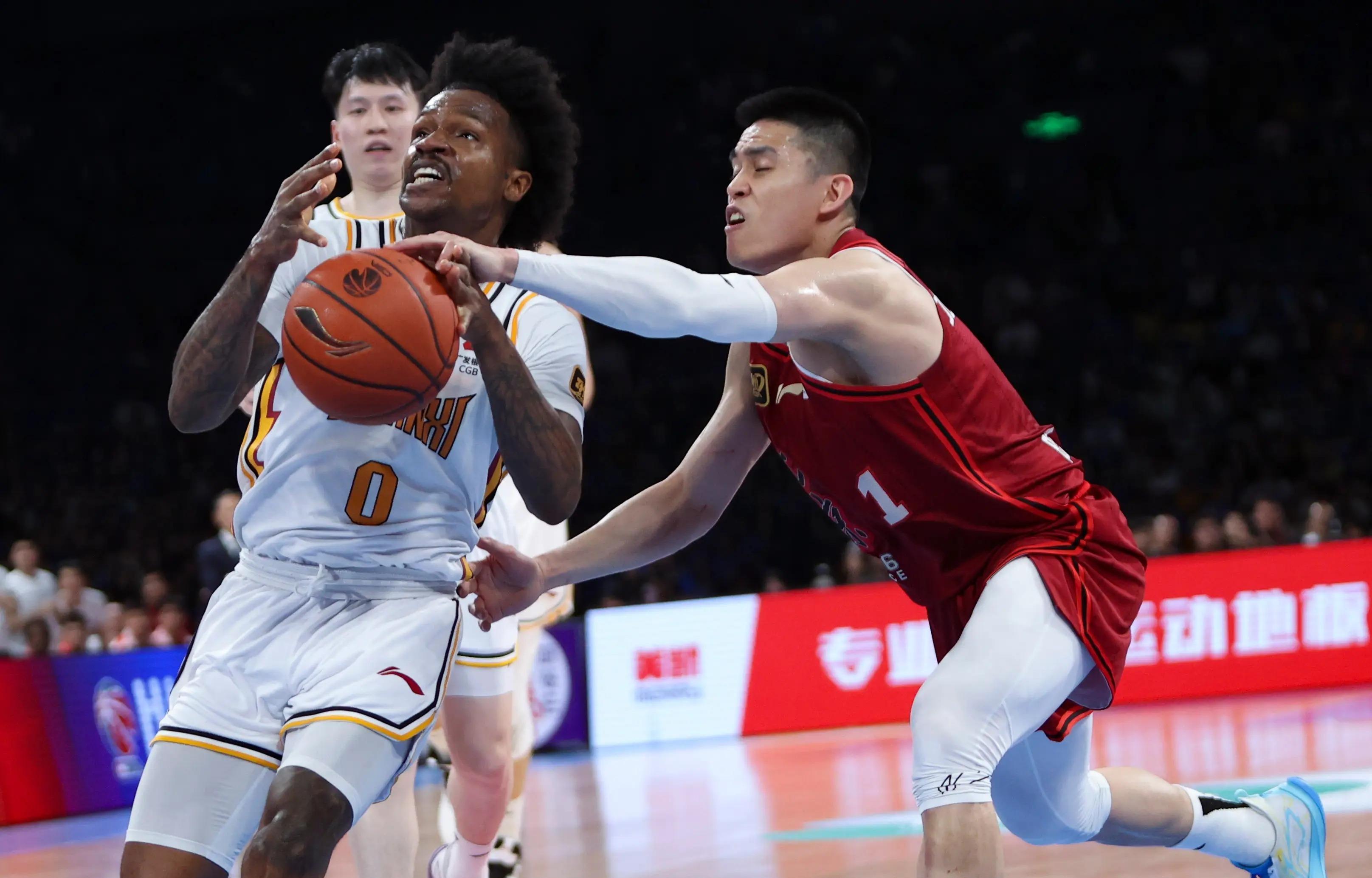 包含深圳男篮发布备战花絮，今夜强势反弹，葡超任务艰巨，团队化学反应显著的词条