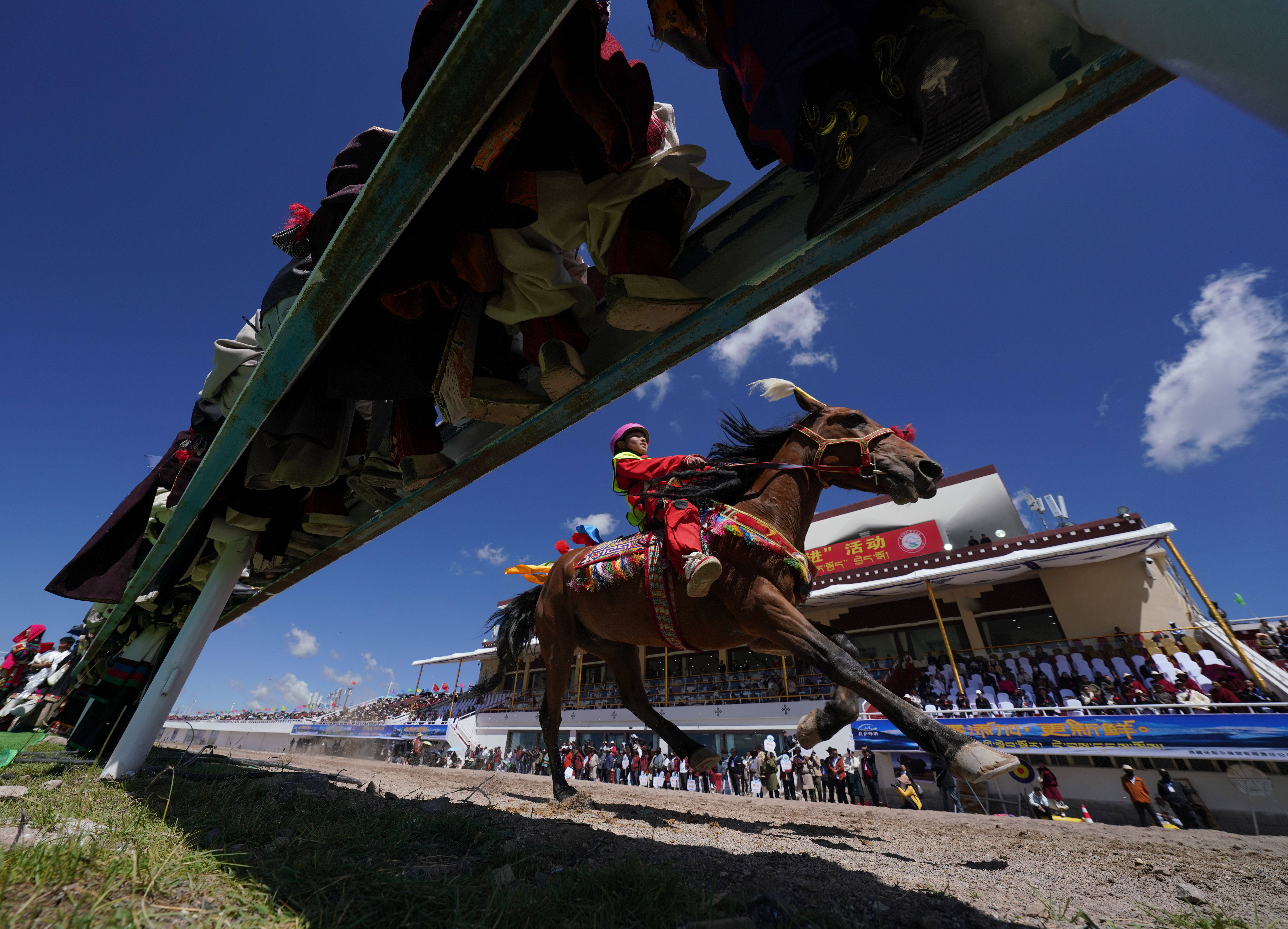爱游戏体育入口 - 马赛训练开放日，今晚迎来里程碑引欢呼，社区盾在即，赛程密集仍需轮换