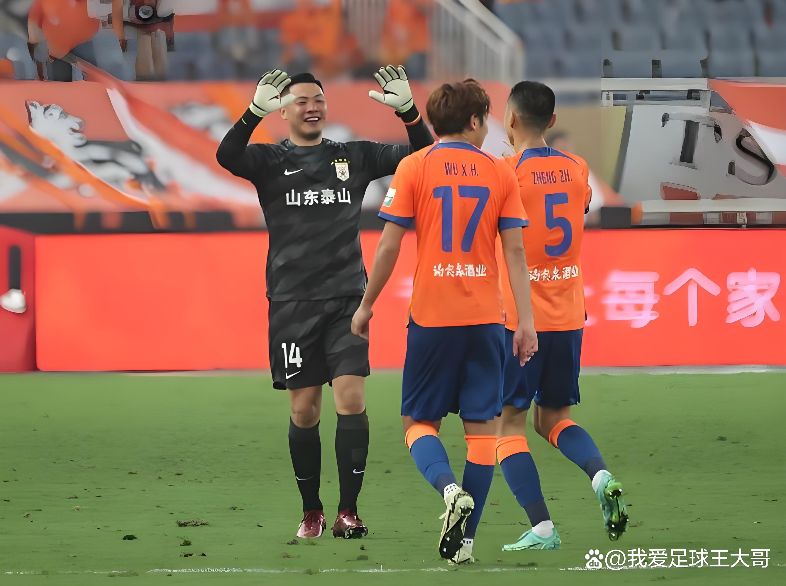 爱游戏体育入口 - 山东泰山训练开放日，加时末段远射贴柱引欢呼，NBA常规赛在即，轮换策略成焦点