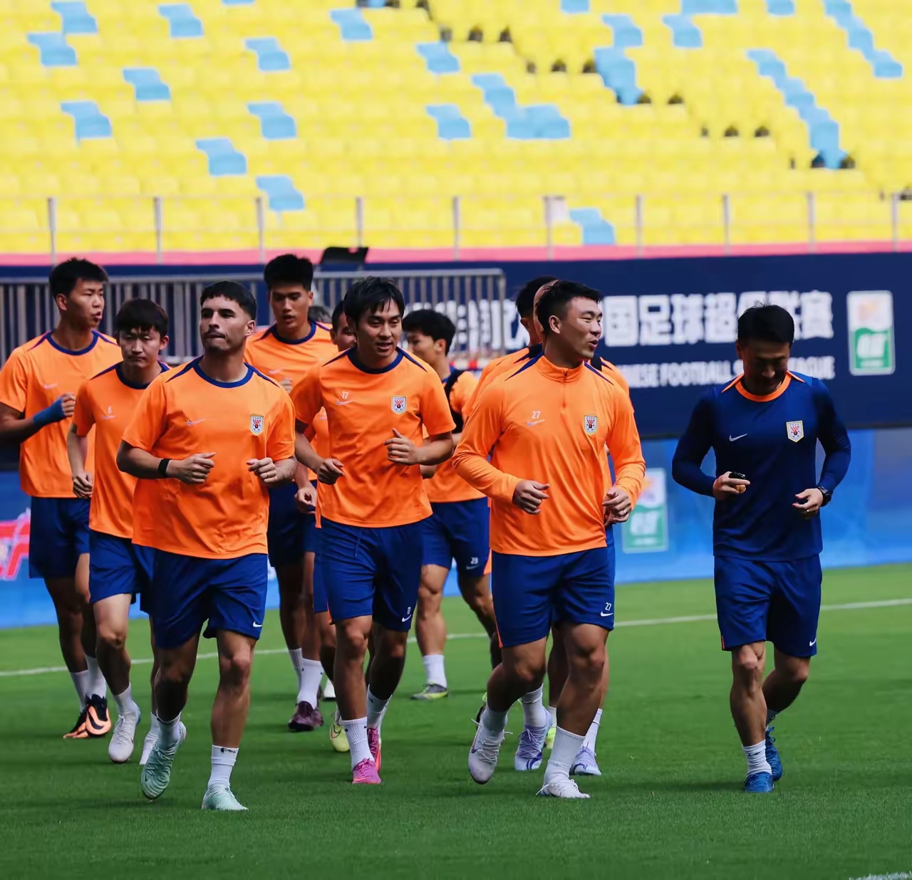  山东泰山训练开放日，加时末段远射贴柱引欢呼，NBA常规赛在即，轮换策略成焦点