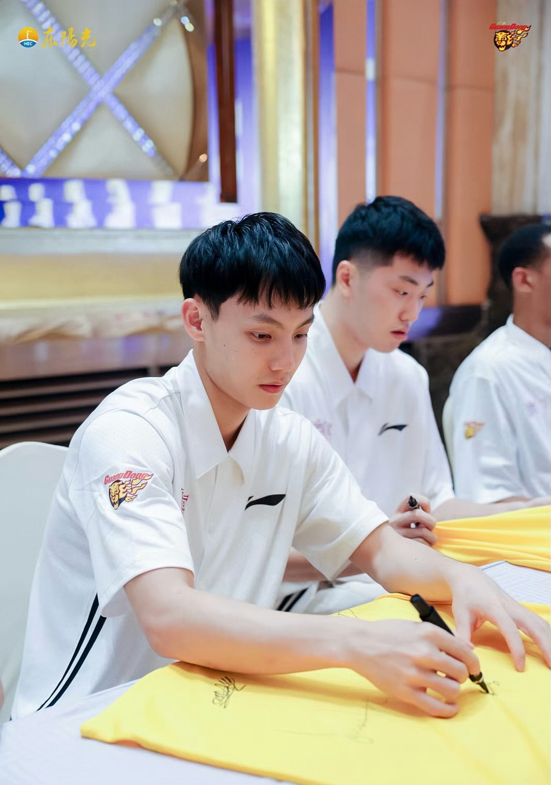 冲刺阶段体能课后，广东宏远临场应变备战意甲，态度坚定，身体对抗强度拉满的简单介绍